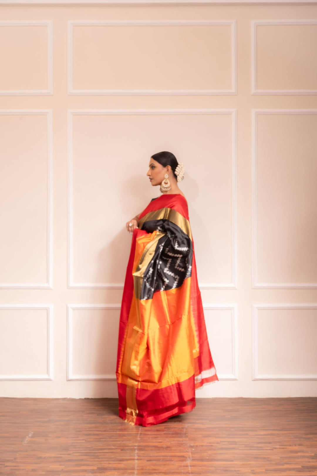The Modern Era Queen - Handwoven Pochampally Silk Saree